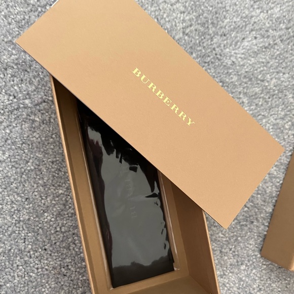 Burberry eyeglasses box . - Picture 2 of 3
